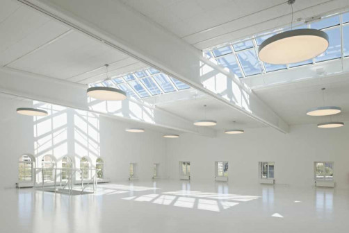Petra Gipp Arkitektur, Färgfabriken Kunsthalle, galeria sztuki w hali fabrycznej, adaptacja hali poprzemysłowej