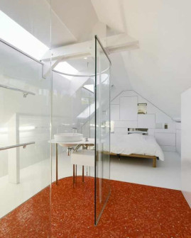 m architecture, Bridal Siute, pokój z łazienką na poddaszu, łazienka w szklanym boksie