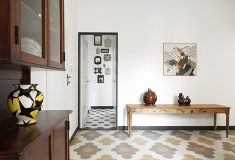 Grooppo, Casa GS, adaptacja mieszkania w kamienicy w Albissola Marina, ceramiczne podłogi 