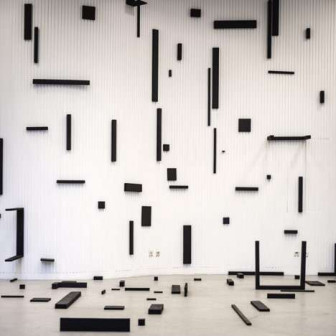 Esther Stocker, instalacja Based on Grid, wystawa Mind the System, Find the Gap, graficzna instalacja z czarnych elementów