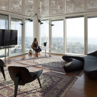 Paritziki & Liani Architects, R1T Flat, apartament w Tel Awiwie, mieszkanie z lustrzanymi sufitami