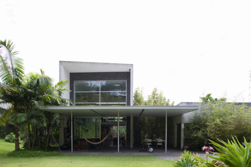 Pedro Useche, dom architekta w Sao Paulo, wnętrza w stylu modernistycznym i vintage