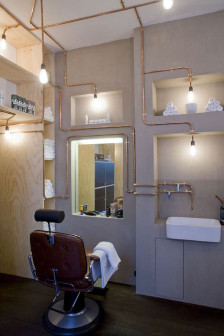 Ard Hoksbergen, Barber Amsterdam, salon fryzjerski z wyeksponowanymi miedzianymi rurkami