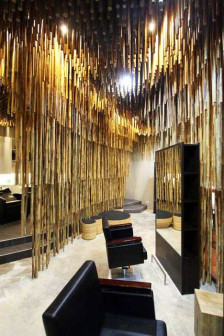 NKDW, salon fryzjerski Chalachol w Bangkoku, salon fryzjerski jak jaskinia z bambusa