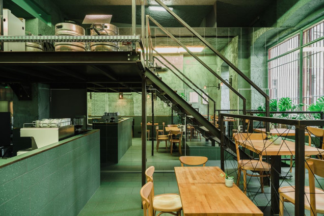 wnętrze restauracji, Mili Młodzi Ludzie