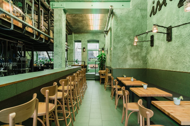 wnętrze restauracji, Mili Młodzi Ludzie