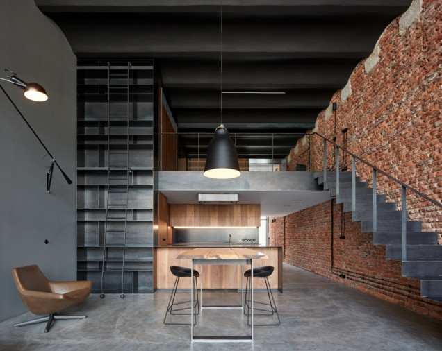 Industrialny loft, industrialne wnętrze, industrialna aranżacja wnętrza, duże mieszkanie, CMC architects, aranżacja apartamentu, wystrój loftu, wystrój apartamentu, cegła na ścianach, wnętrze z cegłą