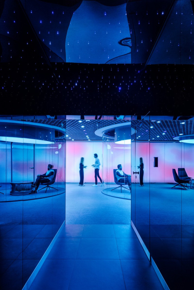 Kosmiczny wystrój biura  Inspiracją do stworzenia aranżacji biura Nordea Horizon były futurystyczne motywy z hollywoodzkich produkcji sci-fi. Architekci postawili na geometryczne formy i monochromatyc