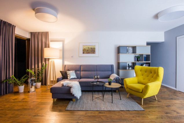 Otwarta kuchnia i salon w mieszkaniu