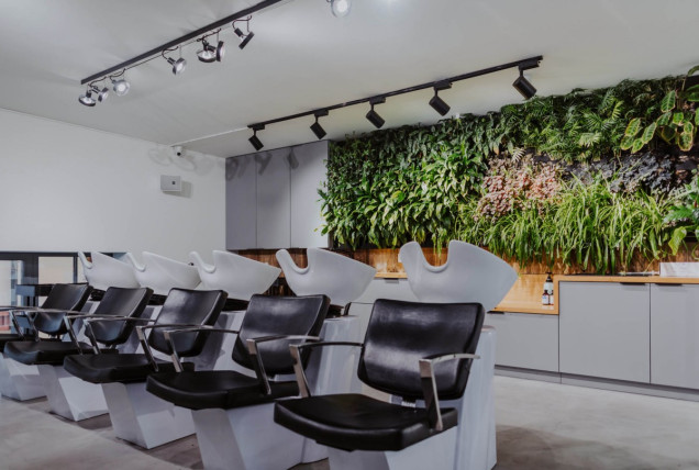 Wnętrze salonu fryzjerskiego, aranżacja salonu fryzjerskiego, wystrój salonu fryzjerskiego, pomysł na salon fryzjerski, Superpozycja Architekci, wnętrze publiczne, ciekawy wystrój wnętrza, rośliny we