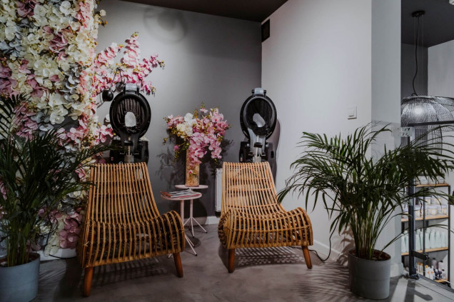Wnętrze salonu fryzjerskiego, aranżacja salonu fryzjerskiego, wystrój salonu fryzjerskiego, pomysł na salon fryzjerski, Superpozycja Architekci, wnętrze publiczne, ciekawy wystrój wnętrza, rośliny we