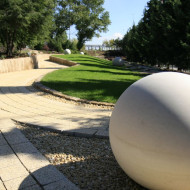 Wyposażenie ogrodu - kula z betonu architektonicznego