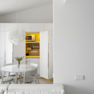 Białe wnętrze małego mieszkania od Archistudio
