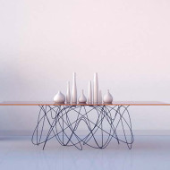 Jason Phillips, Quantum Physics Table, stół inspirowany fizyką kwantową, stół z plątaniną drutów zamiast nóg, stół z blatem z corianu