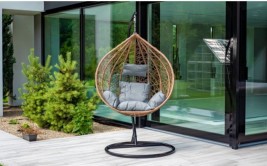 Jak dobrze przytwierdzić i zabezpieczyć podwieszany fotel ogrodowy?