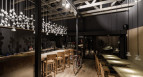 Projekt wnętrza kawiarni – filiżanki z sufitu