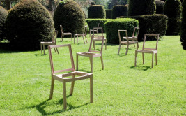 Out of the Woods: opowieść o 13 drewnianych krzesłach