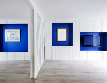 Swan Architectes, Appartement écrins, mieszkanie miłośnika sztuki, biało-niebieskie mieszkanie