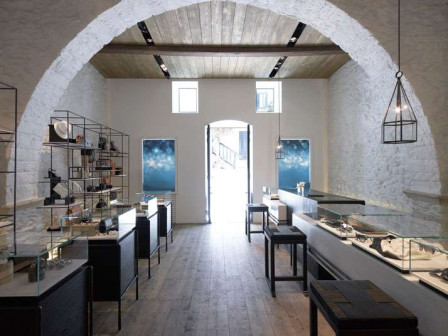 Butik Linea Piu, Kois Associated Architects, wnętrza łączące minimalistyczny design i grecką tradycję