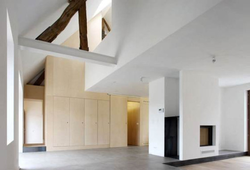 adn architectures, NSV House, adaptacja starego domu wiejskiego, wnętrza z wyeksponowaną drewnianą konstrukcją 
