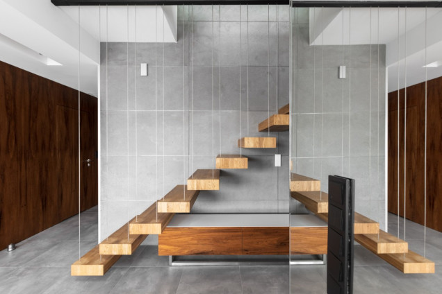 drewniane schody, minimalistyczne wnętrze