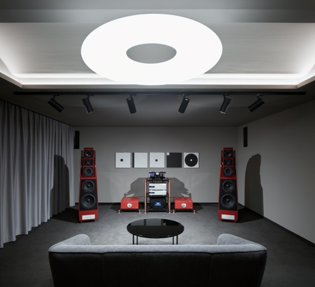 Minimalistyczne wnętrze showroomu audio&video 