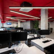 Nowoczesne biuro w czerni i czerwieni