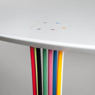 Adam Goodrum, konsola Carousel, stół z corianu, kolor we wnętrzach