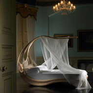 Joseph Walsh, Enignum canopy bed, futurystyczne łoże z baldachimem