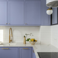 Mieszkanie z kuchnią w kolorze blue