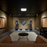 Minimalistyczne wnętrze showroomu audio&video 