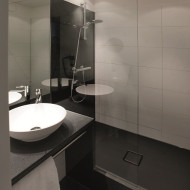 Powierzchnia prysznicowa wykonana ze stali emaliowanej Kaldewei  w hotelu Motel One Stuttgart-Hauptbahnhof (Stuttgart dworzec główny) 